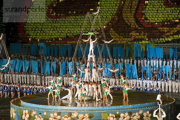 Tänzer und Akrobaten Themenzentrum Festival  Messe Games in Pjöngjang  Nordkorea  Asien