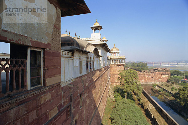 Red Fort  gebaut von Akbar 1565  ergänzt durch Aurangzeb  UNESCO Weltkulturerbe  Agra  Uttar Pradesh  Indien  Asien