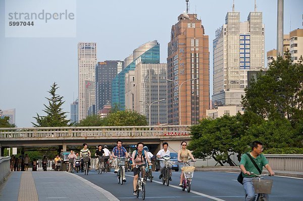 Fahrräder und Motorräder in der Innenstadt von Peking  China  Asien