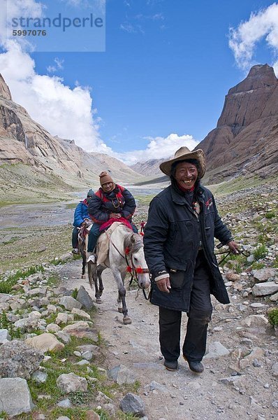 Pilger tun die Kora um den Heiligen Berg Mount Kailash im westlichen Tibet  China  Asien