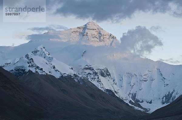 Sonnenuntergang am Mount Everest (Sagarmatha Mount)  Zhumulangma Peak  der höchste Berg der Welt  8.848 Meter über dem Meeresspiegel  Tibet  China  Asien