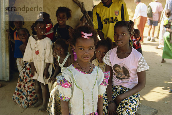 Kinder in der Nähe von Banjul in Gambia  Westafrika  Afrika