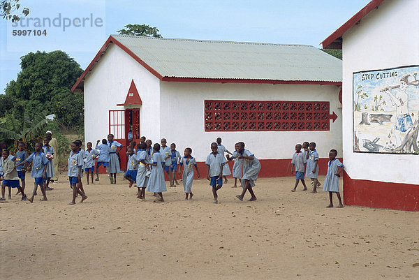 Dorfschule in der Nähe von Banjul in Gambia  Westafrika  Afrika