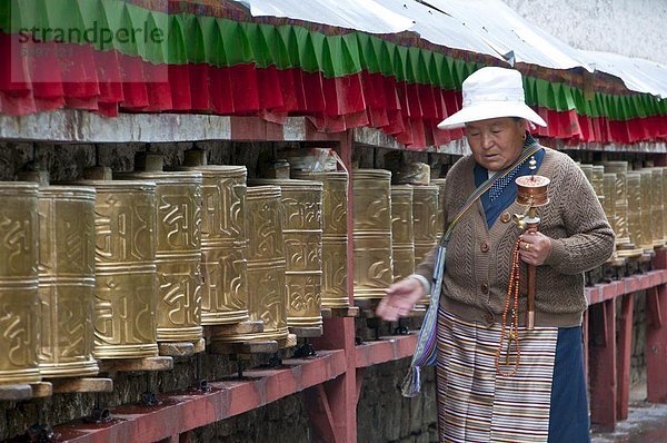 Alte Frau zu Fuß entlang der Betende Räder  Potala  Lhasa  Tibet  China  Asien