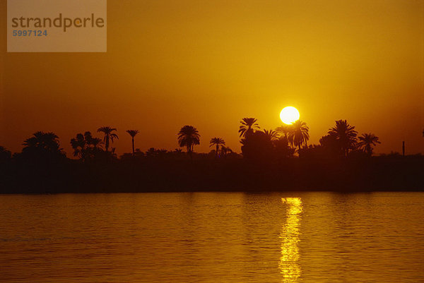 Sonnenuntergang auf dem Nil  Luxor  Ägypten  Nordafrika  Afrika