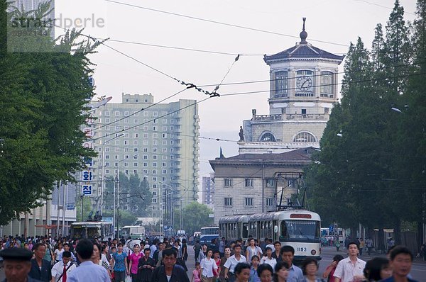 Belebte Straße vor der Pyongyang Bahn Bahnhof  Pjöngjang  Nordkorea  Asien