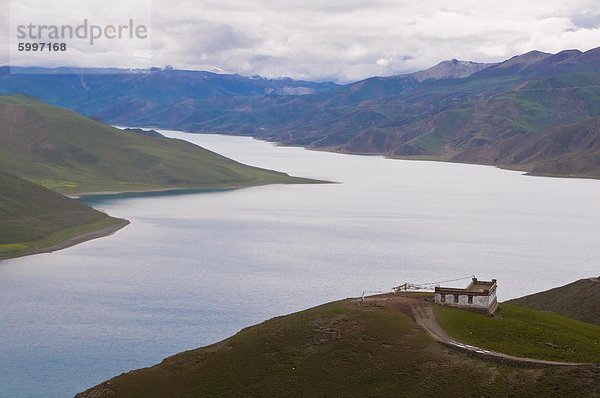 Blick über Yamdrok Lake  einem der drei größten Heiligen Seen in Tibet  Tibet  China  Asien