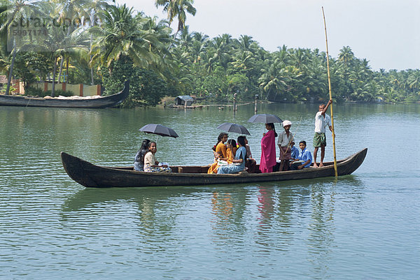 Kanäle und Flüsse als Fahrbahnen  ferry auf Backwaters  Kerala Zustand  Indien  Asien