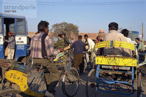 Rikschas in Verkehr  Delhi  Indien  Asien