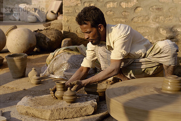 Potter und Rad im Dorf in der Nähe von Jodhpur  Rajasthan  Indien  Asien