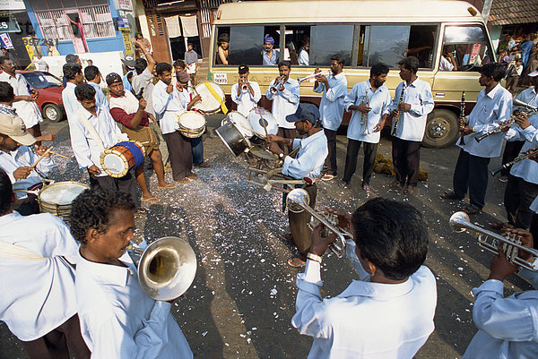 Band spielt am Straßenrand Festival  Kerala Zustand  Indien  Asien