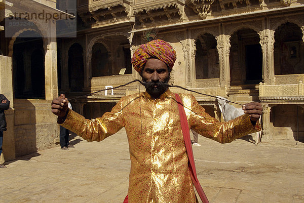 Mann mit einer sehr  sehr lange Schnurrbart  Jaisalmer  Bundesstaat Rajasthan  Indien  Asien
