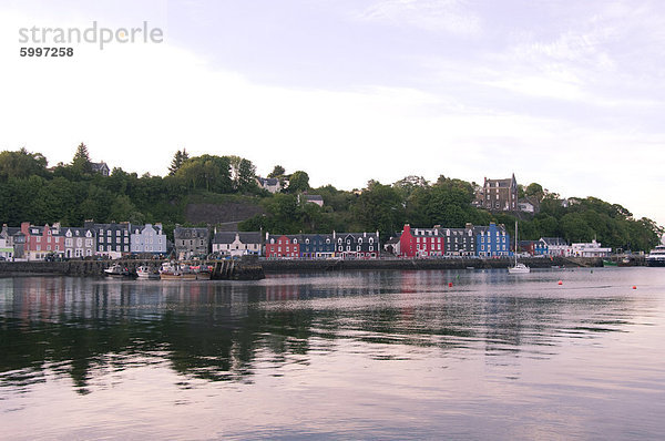 Der Hafen in Tobermory auf der Isle of Mull  Innere Hebriden  Schottland  Vereinigtes Königreich  Europa