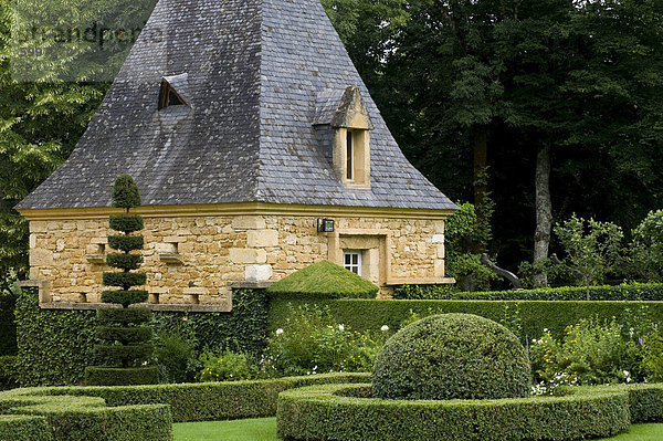 Topiari in Les Jardin du Manoir D'Eyrignqac in Salignac  Dordogne  Frankreich  Europa