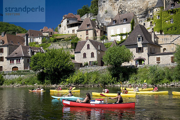 Menschen im Kanu auf dem Fluss Dordogne in der Nähe von La Roque-Gageac  Dordogne  Frankreich  Europa