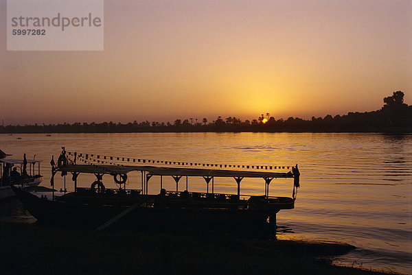 Sonnenuntergang auf dem Nil  Luxor  Ägypten  Nordafrika  Afrika