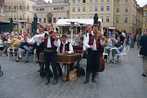 Musiker spielen in der Stadt Platz  Prag  Tschechische Republik  Europa