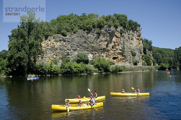 Menschen in Kanus am Fluss Dordogne in der Nähe von Kluges  Dordogne  Frankreich  Europa