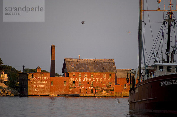 Die alte malen Fabrikgebäude in Gloucester Harbor  Massachusetts  Neuengland  Vereinigte Staaten von Amerika  Nordamerika