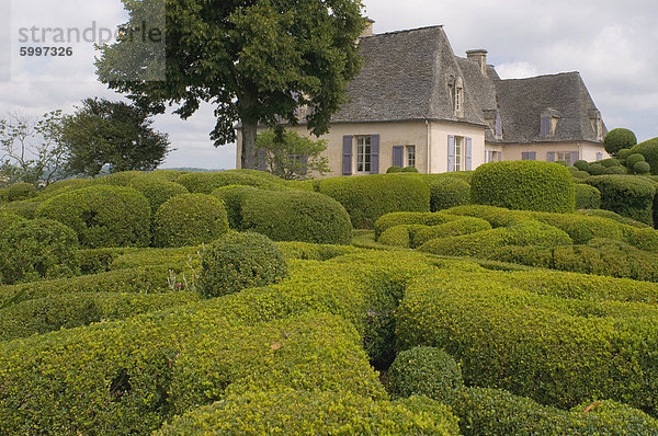 Aufwendige Topiari rund um das Schloss am Les Jardins de Marqueyssac in Vezac  Dordogne  Frankreich  Europa
