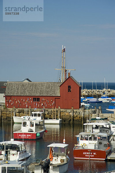 Eine Ansicht von Rockport Harbour und das rote Gebäude bekannt als Motiv Nummer eins  Rockport  Massachusetts  Neuengland  Vereinigte Staaten von Amerika  Nordamerika