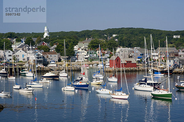 Eine Ansicht von Rockport Harbour und das rote Gebäude bekannt als Motiv Nummer eins  Rockport  Massachusetts  Neuengland  Vereinigte Staaten von Amerika  Nordamerika