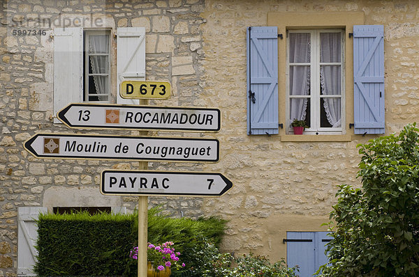 Frankreich Europa Wohnhaus Fernverkehrsstraße Zeichen frontal Geographie Dordogne alt