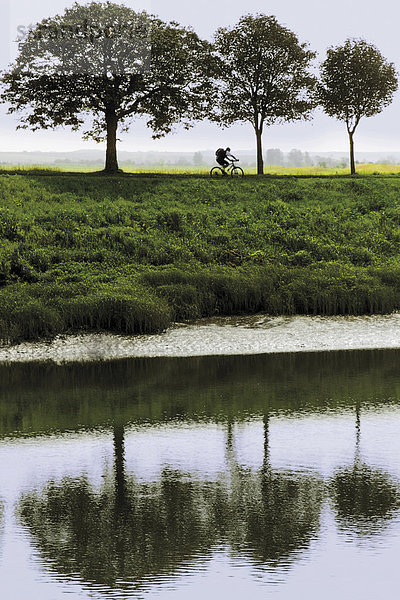 Radfahrer am Ufer des Flusses Somme  St. Valery Sur Somme  Picardie  Frankreich  Europa