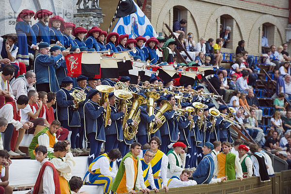 Brass Band spielt bei El Palio-Pferderennen-Festival  Piazza del Campo  Siena  Toskana  Italien  Europa