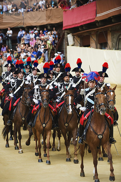 Pferde und wachen paradieren El Palio Pferderennen Festival  Piazza del Campo  Siena  Toskana  Italien  Europa