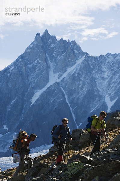 Wanderer am Mont Blanc gegen Bergkulisse der Aiguille du Midi  Chamonix  Frankreich  Europa