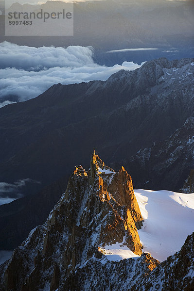 Frankreich Europa Sonnenaufgang Französische Alpen Seilbahn Chamonix Haltestelle Haltepunkt Station