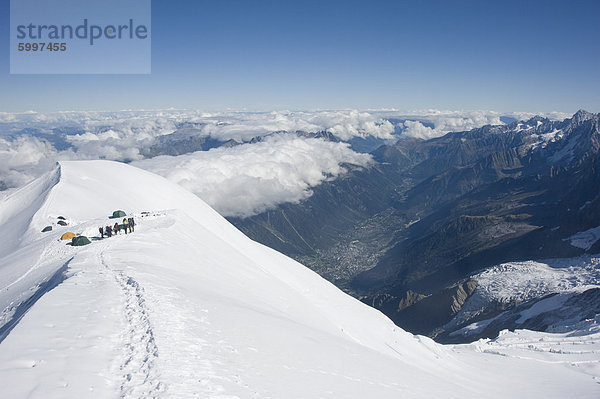 Camping am 4000m über dem Tal von Chamonix Mont-Blanc  Chamonix  französische Alpen  Frankreich  Europa