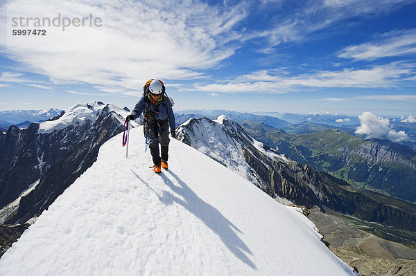 Kletterer auf Schnee Bergrücken  Aiguille de Bionnassay. auf dem Weg zum Mont Blanc  französische Alpen  Frankreich  Europa