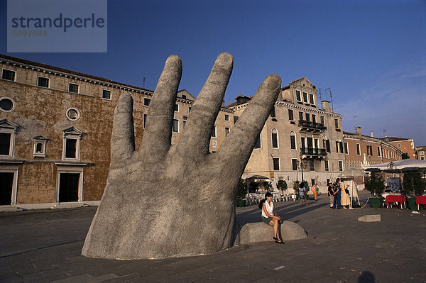 Stein-Skulptur von Hand auf der Riva Degli Schiavoni  Venedig  Veneto  Italien  Europa