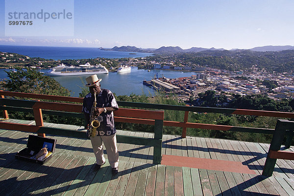 Man spielt ein Saxophon bei Morne Fortune  mit Blick über Castries  St. Lucia  Windward-Inseln  West Indies  Caribbean  Central America