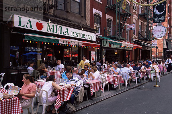Menschen sitzen auf ein Restaurant  Little Italy  Manhattan  New York  New York State  USA  Nordamerika