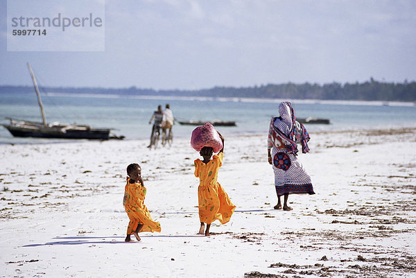 Junge Mädchen und ihre Mutter zu Fuß entlang dem Strand  Sansibar  Tansania  Ostafrika  Afrika