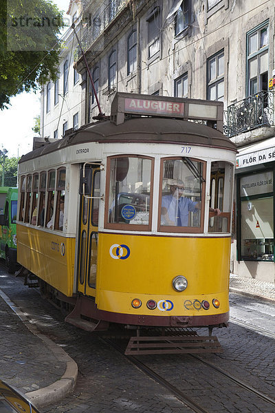 Straßenbahn in der Alfama Viertel  Lissabon  Portugal  Europa