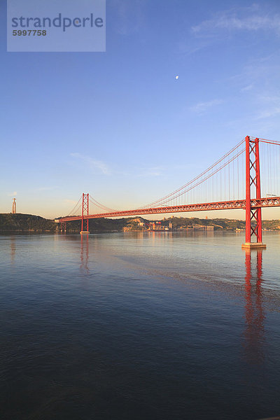 Der 25. April-Brücke über den Tejo  Lissabon  Portugal  Europa
