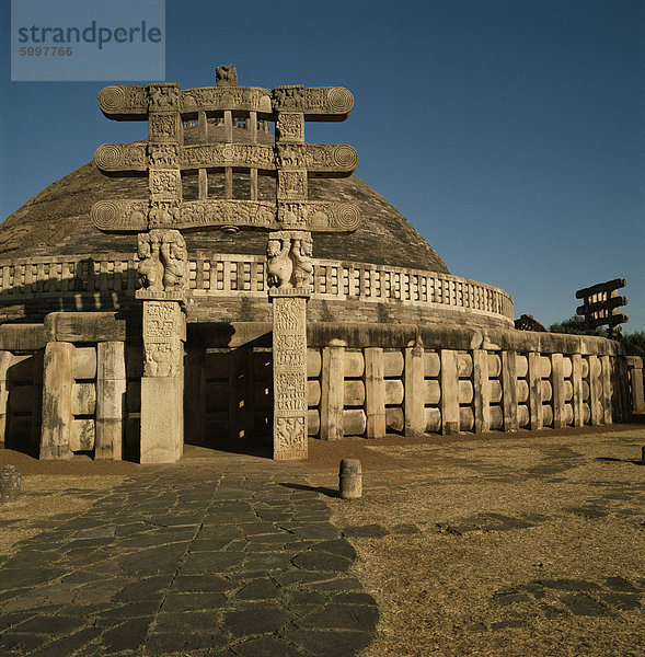 Das Westportal  Torana  große Stupa  Sanchi  UNESCO Weltkulturerbe  Madhya Pradesh  Indien  Asien