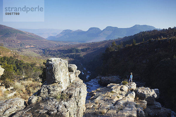 Frau am Lisbon Falls  Drakensberg Escarpment  Mpumalanga  Südafrika  Afrika