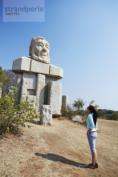 Frau betrachten Statue von Paul Kruger bei Paul Kruger Gate  Krüger Nationalpark  Mpumalanga  Südafrika  Afrika