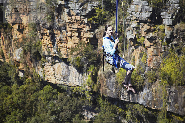 Frau am Seil Folie über Canyon  Graskop  Drakensberg Escarpment  Mpumalanga  Südafrika  Afrika