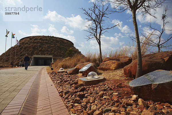 Menschen am Besucherzentrum Maropeng  Wiege der Menschheit  UNESCO-Weltkulturerbe  Gauteng  Südafrika  Afrika