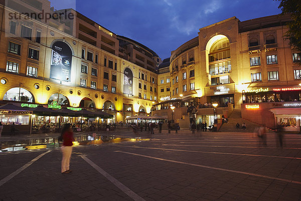 Nelson Mandela Square bei Dämmerung  Sandton  Johannesburg  Gauteng  Südafrika  Afrika