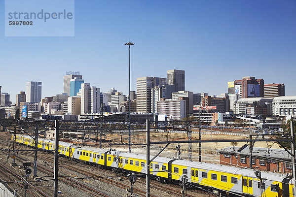 Zug eingeben Park Station mit Skyline der Stadt im Hintergrund  Johannesburg  Gauteng  Südafrika  Afrika