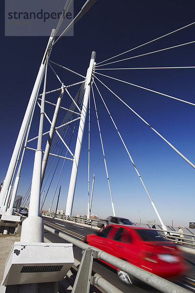 Autos überqueren Nelson Mandela Brücke  Newtown  Johannesburg  Gauteng  Südafrika  Afrika