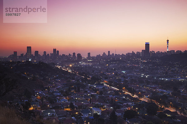 Blick auf Johannesburg Skyline bei Sonnenuntergang  Gauteng  Südafrika  Afrika