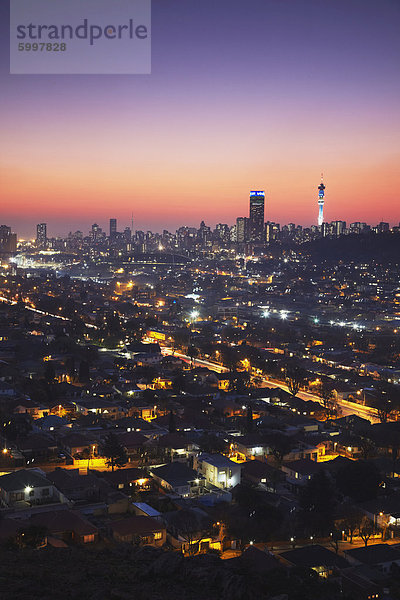 Blick auf Johannesburg Skyline bei Sonnenuntergang  Gauteng  Südafrika  Afrika